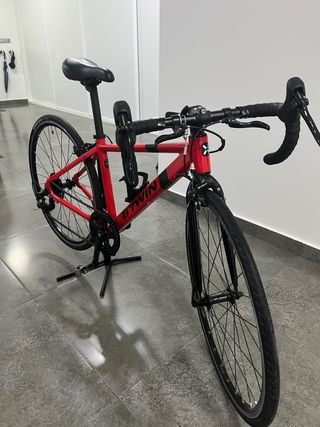 Bicicleta de carretera roja