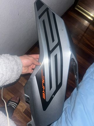Tapa lateral KTM 125 Duke 2022