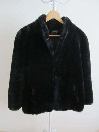 Chaquetón de pelo negro