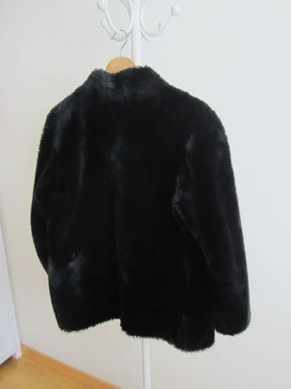 Chaquetón de pelo negro