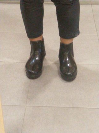 BOTINES DE AGUA NEGRO BRILLANTE Nº 39 ANNA FIELD