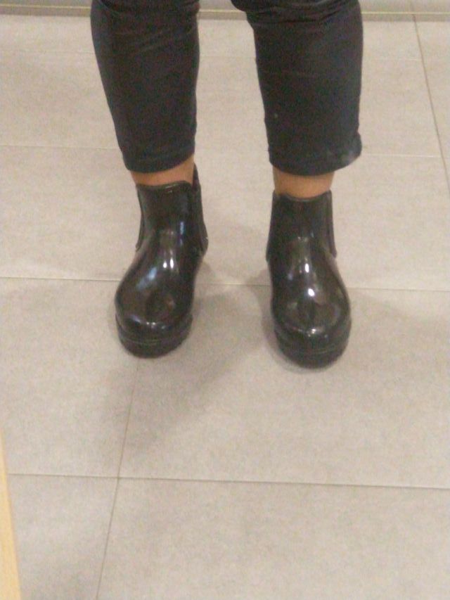 BOTINES DE AGUA NEGRO BRILLANTE Nº 39 ANNA FIELD