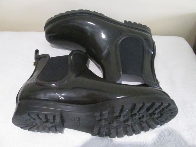 BOTINES DE AGUA NEGRO BRILLANTE Nº 39 ANNA FIELD