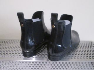 BOTINES DE AGUA NEGRO BRILLANTE Nº 39 ANNA FIELD