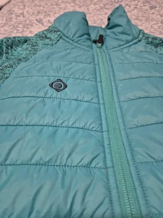 Chaqueta ligera turquesa de montaña