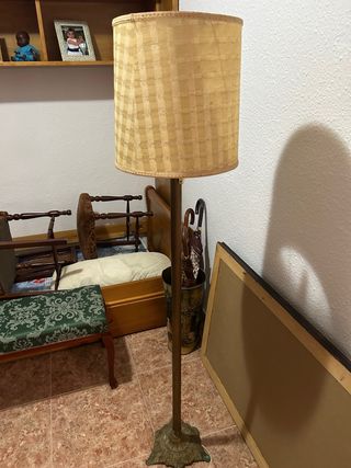 Lámpara de pie beige y dorada