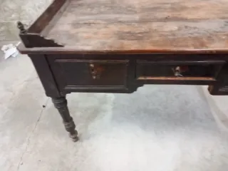 Mesa  muy antigua  oficina. Cajones con su llave