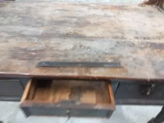 Mesa  muy antigua  oficina. Cajones con su llave