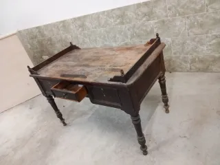 Mesa  muy antigua  oficina. Cajones con su llave