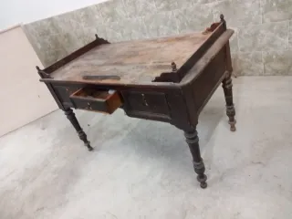 Mesa  muy antigua  oficina. Cajones con su llave