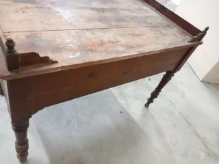 Mesa  muy antigua  oficina. Cajones con su llave