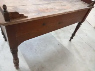 Mesa  muy antigua  oficina. Cajones con su llave