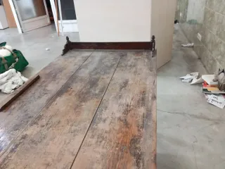 Mesa  muy antigua  oficina. Cajones con su llave