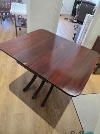 Mesa antigua de madera con 2 extensiones