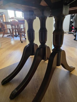 Mesa antigua de madera con 2 extensiones