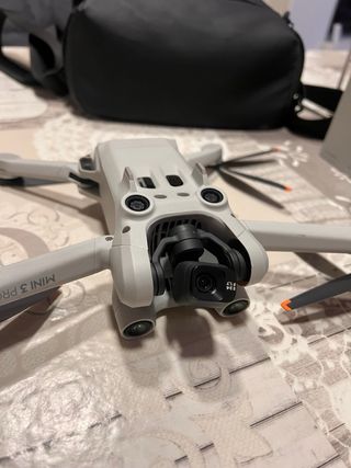 Drone DJI Mini 3 Pro con mando y accesorios