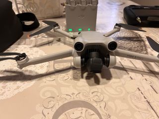 Drone DJI Mini 3 Pro con mando y accesorios
