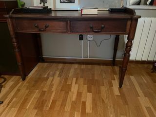 Mesa escritorio antigua madera maciza con ruedas.