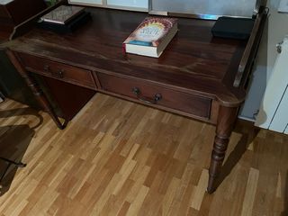 Mesa escritorio antigua madera maciza con ruedas.