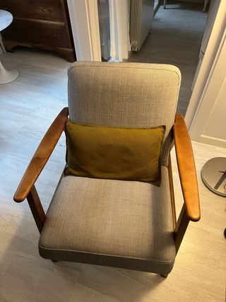 Butaca Ikea madera y tela gris.