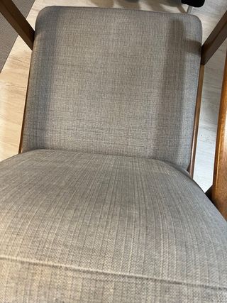 Butaca Ikea madera y tela gris.