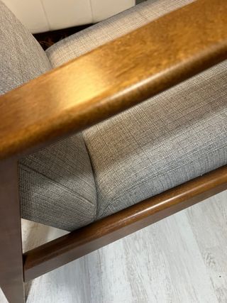 Butaca Ikea madera y tela gris.