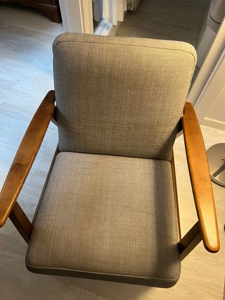Butaca Ikea madera y tela gris.