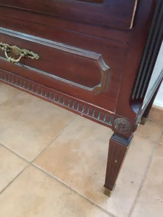 Cajonera de madera con tapa de mármol