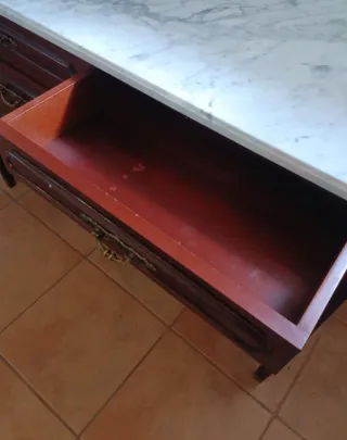 Cajonera de madera con tapa de mármol