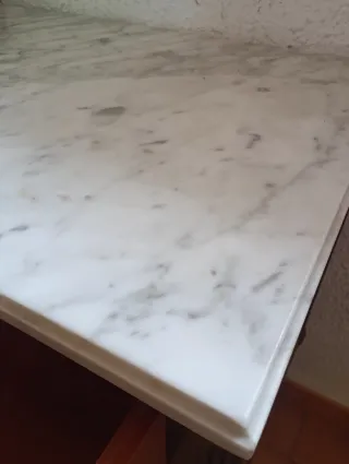 Cajonera de madera con tapa de mármol