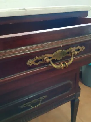 Cajonera de madera con tapa de mármol