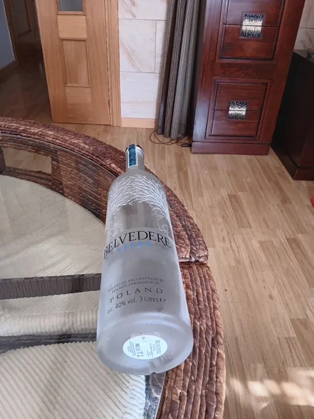 Botella vacia GIGANTE  Belvedere. 3l. Ed. Lujo.