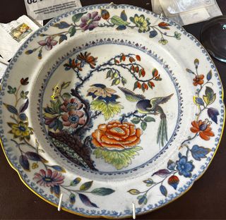Antiguo plato inglés con pájaro