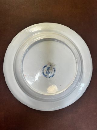 Antiguo plato inglés con pájaro