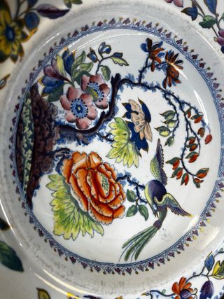 Antiguo plato inglés con pájaro