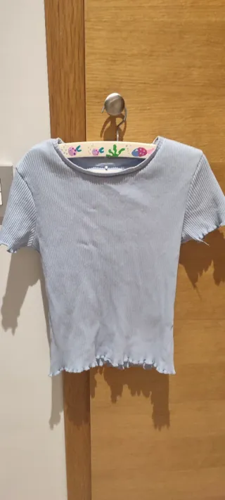 Suéter azul de canalé con volantes