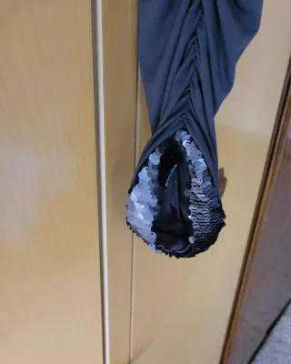 Maglia con coprispalla e paillettes