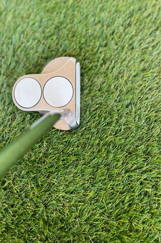 Putter Odyssey White Hot 2-Ball Zurdo 35”