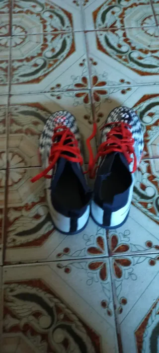 Botas de fútbol con cordones rojos