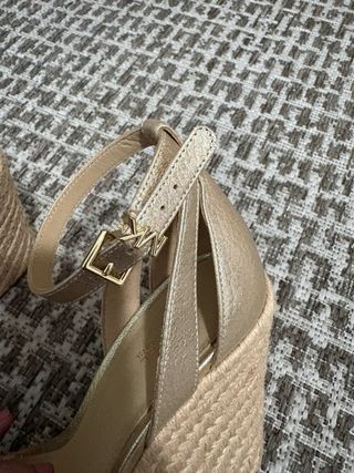 Sandalias Cuña Michael Kors Doradas Talla 36