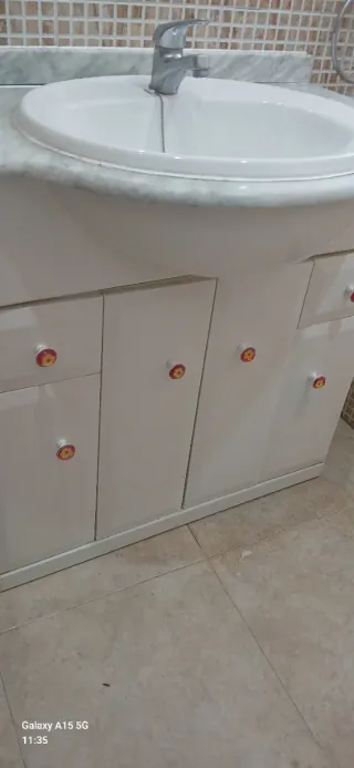 Mueble de baño con lavabo y grifo