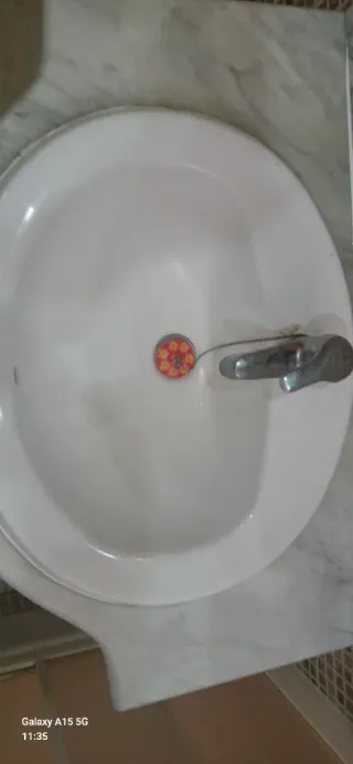 Mueble de baño con lavabo y grifo