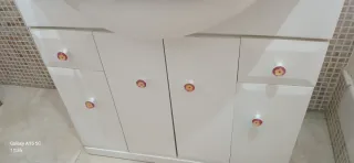 Mueble de baño con lavabo y grifo