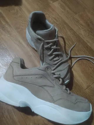 Zapatillas deportivas beige y blancas