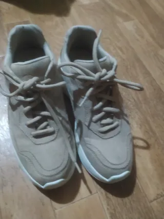 Zapatillas deportivas beige y blancas