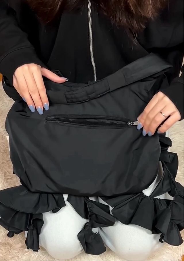 Bolso negro diseño volantes hecho a mano