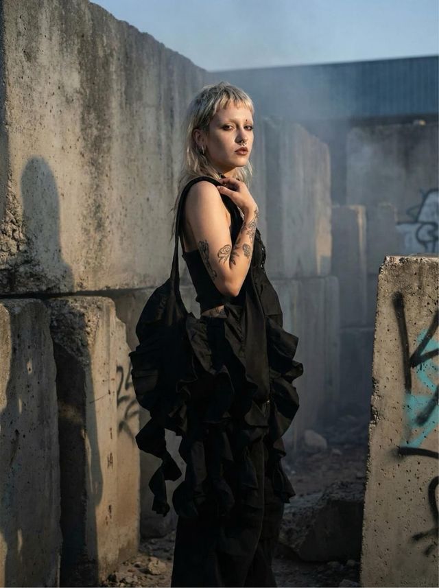 Bolso negro diseño volantes hecho a mano