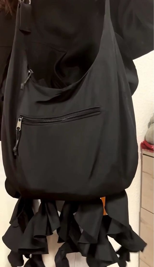 Bolso negro diseño volantes hecho a mano