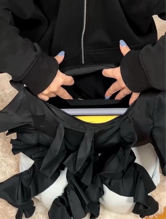 Bolso negro diseño volantes hecho a mano