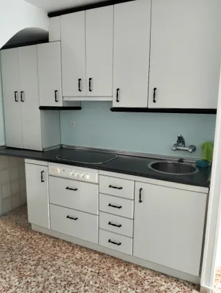 Muebles de cocina con vitrocerámica y fregadero